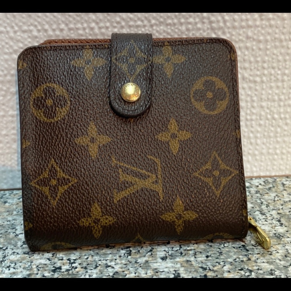 Louis Vuitton compact zippy monogram